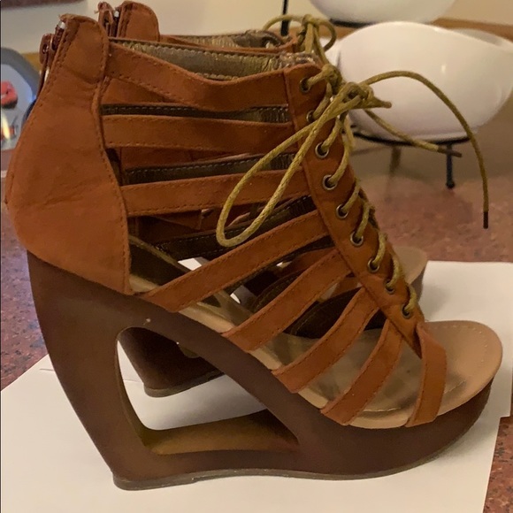 Super flirty wedge with a PEEP hole. NEW - Picture 1 of 11